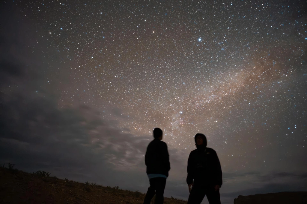 Personnes observant le ciel